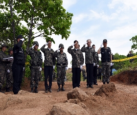 Former Minister of Defense Han Min-Goo at the recovery sites (2017.05.22. Yanggu Baeksuk Mountain) 대표 이미지